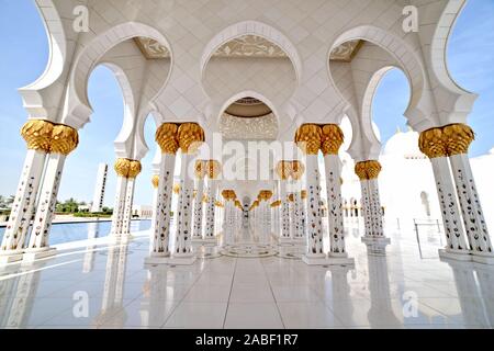 Parole chiave: moschea, Abu Dhabi Grand, Sheikh Zayed, musulmane arabe, Emirates, UAE, islamica, bianco, preghiera, uniti, architettura, l'Islam, religione, landma Foto Stock