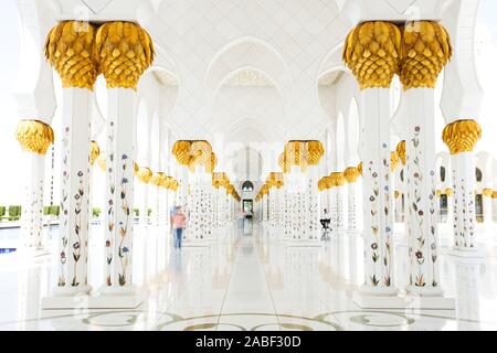 Parole chiave: moschea, Abu Dhabi Grand, Sheikh Zayed, musulmane arabe, Emirates, UAE, islamica, bianco, preghiera, uniti, architettura, l'Islam, religione, landma Foto Stock