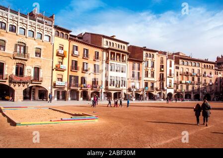 VIC, Spagna - 29 dicembre 2017: una vista della Placa Major square, con la sua emblematica edifici con portici, che è il più famoso punto di riferimento di th Foto Stock