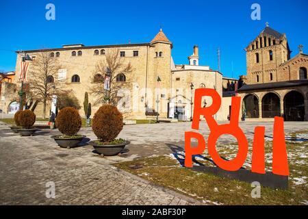 RIPOLL, Spagna - 28 dicembre 2017: una vista del Monestir Square, con il Sant Pere la chiesa sulla sinistra e il Monastero di Santa Maria de Ripoll, un Foto Stock