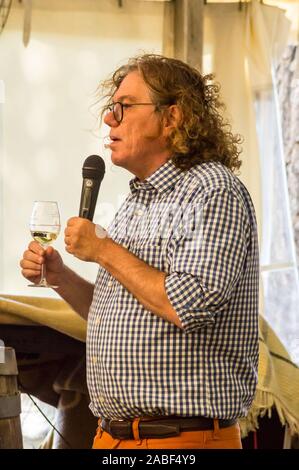 Enologo Ernst (Ernie) Allentare parlando il suo vino Riesling a Graach wine festival Graach Mosel, Renania-Palatinato, Germania Foto Stock