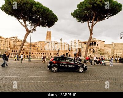 Roma, Italia - 1 Novembre 2019: carabinieri auto è sulla strada vicino a mercati di Traiano Foto Stock