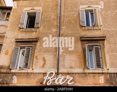 Roma, Italia - 4 Novembre 2019: segno Bar sulla parete della vecchia casa Foto Stock