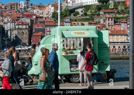 Bancarelle di artigianato in un mercato aperto, sulle rive del fiume Douro in Vila Nova de Gaia, Porto, Portogallo Foto Stock