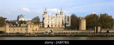 Le pareti e i giardini della Torre di Londra, banca del Nord fiume Thames, London City, England, Regno Unito Foto Stock