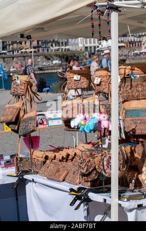 Bancarelle di artigianato in un mercato aperto, sulle rive del fiume Douro in Vila Nova de Gaia, Porto, Portogallo Foto Stock