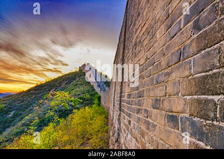 Foto del tramonto al Jingshanling grande muro nella città di Chengde, nel nord della Cina di nella provincia di Hebei, 6 ottobre 2019. Foto Stock
