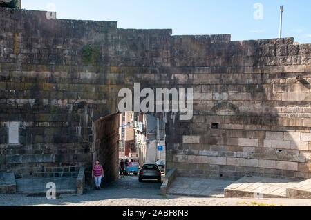 Porto, Portogallo i restanti gate nel XII secolo muro fortificato sulla collina della Cattedrale Foto Stock