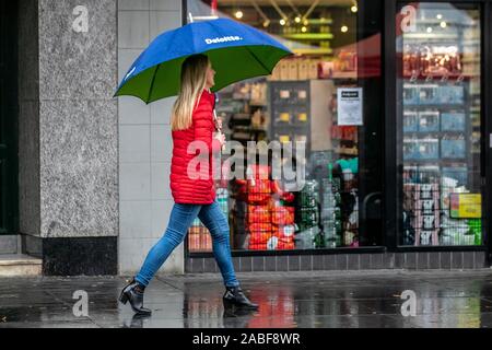 Southport, Merseyside Regno Unito Meteo; 27 Nov, 2019. Un altro giorno di pioggia e acquazzoni nel centro della cittadina con il meteo avvertenze rilasciati per ulteriori gli acquazzoni con rischio di allagamento. Credit:MediaWorldImages/AlamyLiveNews Foto Stock