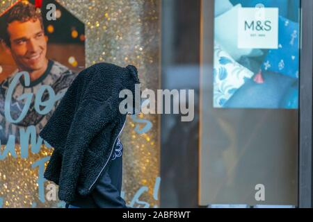 Southport, Merseyside Regno Unito Meteo; 27 Nov, 2019. Un altro giorno di pioggia e acquazzoni nel centro della cittadina con il meteo avvertenze rilasciati per ulteriori gli acquazzoni con rischio di allagamento. Credit:MediaWorldImages/AlamyLiveNews Foto Stock