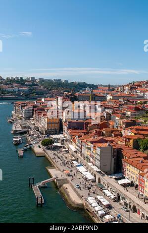 Paesaggio urbano di Porto e il fiume Douro come visto dalla cima del Dom Luis I Bridge, Porto, Portogallo guardando ad ovest Foto Stock