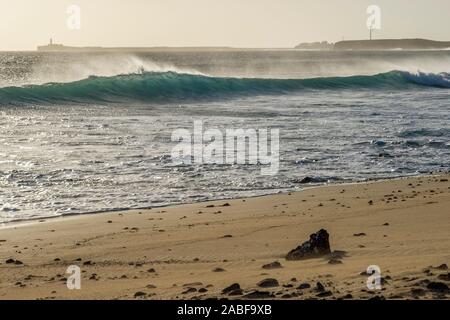 Le onde rompono su il ventoso Jandia Peninsula, Fuerteventura, Isole Canarie, Spagna Foto Stock