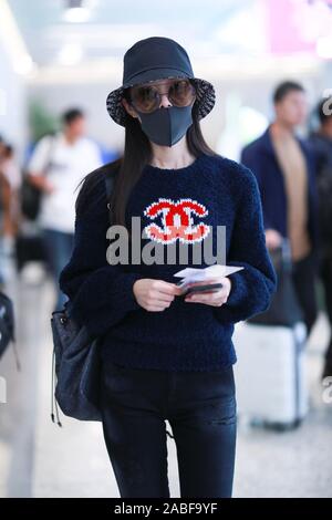 Attrice cinese Song Yi mostra fino al Shanghai Hongqiao aeroporto prima della partenza in Cina a Shanghai, 24 ottobre 2019. Maglione: Chanel Bag: Chanel ha Foto Stock