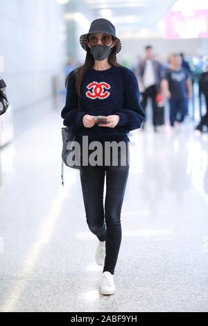 Attrice cinese Song Yi mostra fino al Shanghai Hongqiao aeroporto prima della partenza in Cina a Shanghai, 24 ottobre 2019. Maglione: Chanel Bag: Chanel ha Foto Stock