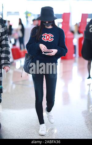 Attrice cinese Song Yi mostra fino al Shanghai Hongqiao aeroporto prima della partenza in Cina a Shanghai, 24 ottobre 2019. Maglione: Chanel Bag: Chanel ha Foto Stock