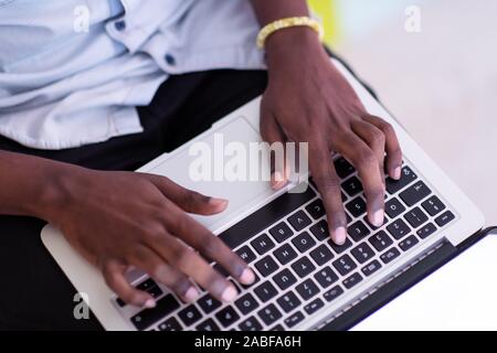 Immagine ravvicinata di studente africano utilizzando computer laptop per studiare e fare collegamenti aziendali Foto Stock