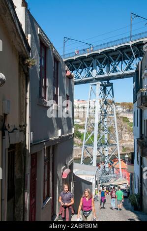Vista astratta del telaio del Ponte Luiz I (Luis Ho) Ponte a Porto in Portogallo come visto dal di sotto Foto Stock