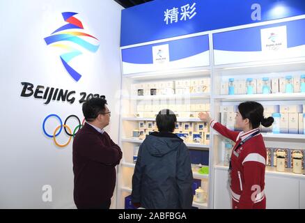 (191127) -- PECHINO, nov. 27, 2019 (Xinhua) -- Clienti che visitano un nuovo negozio aperto di prodotti concessi in licenza per il 2022 Pechino Giochi olimpici e paraolimpici invernali di Pechino Daxing Aeroporto Internazionale di Pechino Capitale della Cina, nov. 27, 2019. (Xinhua/Ren Chao) Foto Stock