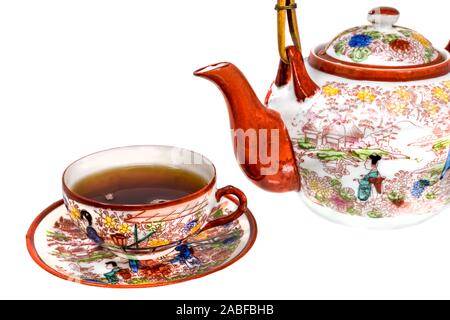 Tazza da tè riempita con tè e teiera dipinte porcellane cinesi isolato su bianco Foto Stock