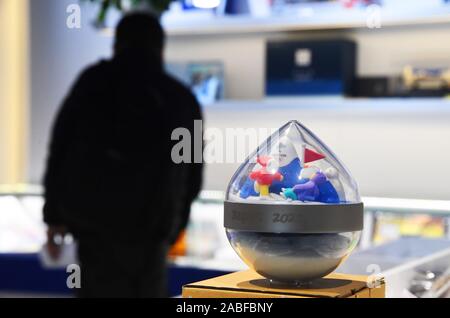 (191127) -- PECHINO, nov. 27, 2019 (Xinhua) -- la foto scattata il 9 novembre 27, 2019 mostra prodotti concessi in licenza per il 2022 Pechino Giochi olimpici e paraolimpici invernali in un nuovo negozio aperto a Pechino Daxing Aeroporto Internazionale di Pechino Capitale della Cina. (Xinhua/Ren Chao) Foto Stock