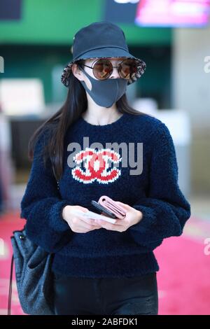 Attrice cinese Song Yi mostra fino al Shanghai Hongqiao aeroporto prima della partenza in Cina a Shanghai, 24 ottobre 2019. Maglione: Chanel Bag: Chanel ha Foto Stock