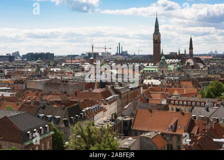 Copenhagen cityscape, vista verso sud-ovest attraverso i tetti del centro storico Quartiere Latino della centrale di Copenhagen verso il Municipio (Radhus), Danimarca. Foto Stock