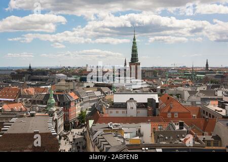 Copenhagen cityscape, vista sud sui tetti del centro storico Quartiere Latino della centrale di Copenhagen, Danimarca. Foto Stock