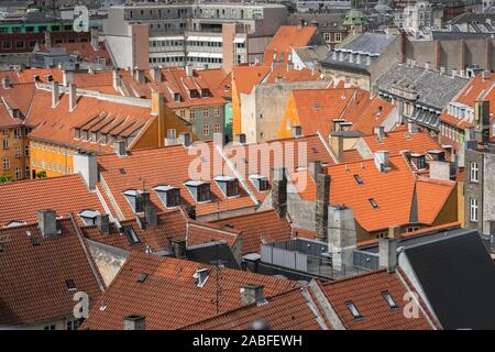 Centro storico di Copenhagen, vista sui tetti del quartiere Latino della città vecchia nel centro di Copenhagen, Danimarca. Foto Stock
