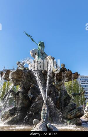 Vista ravvicinata della Fontana di Nettuno con la scultura di dio romano Nettuno seduto sulla parte superiore, situato sull'Alexander Square nel centro di Berlino, Tedesco Foto Stock