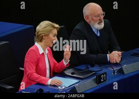 Strasburgo, Francia. 27 Nov, 2019. Ursula von der Leyen, Presidente eletto della Commissione europea, si prepara a fare una dichiarazione presso la sede del Parlamento europeo a Strasburgo, Francia, nov. 27, 2019. Il Parlamento europeo è dovuta alla votazione del nuovo Collegio di Commissari più tardi Mercoledì. Credito: Zhang Cheng/Xinhua/Alamy Live News Foto Stock