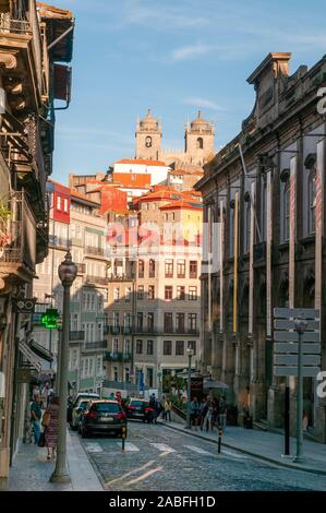 Scena urbana a Rua da Vitoria si trova nella città vecchia di Porto, Portogallo Foto Stock