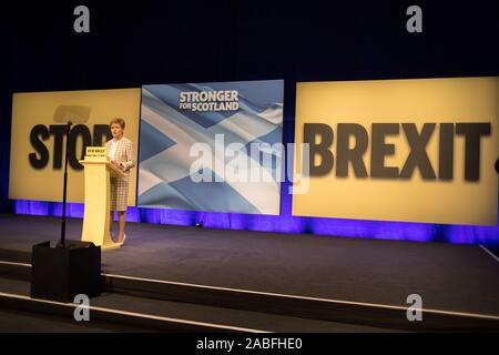 Glasgow, Regno Unito. Il 27 novembre 2019. Primo ministro di Scozia e il leader del Partito nazionale scozzese, Nicola storione, lancia il SNP manifesto per il 2019 elezione generale, a una festa nel rally di Glasgow. Credito: Jeremy Sutton-Hibbert/ Alamy Live News. Foto Stock