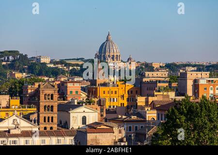 La Basilica di San Pietro la cupola e sui tetti di Roma, Italia Foto Stock