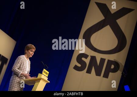 Glasgow, Regno Unito. Il 27 novembre 2019. Primo ministro di Scozia e il leader del Partito nazionale scozzese, Nicola storione, lancia il SNP manifesto per il 2019 elezione generale, a una festa nel rally di Glasgow. Credito: Jeremy Sutton-Hibbert/ Alamy Live News. Foto Stock