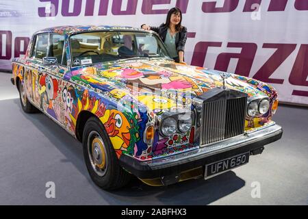 Essen, Germania. Il 27 novembre 2019. Crazy Cars e progettazione di automobili a Essen Motor Show 2019. Nella foto: UN 1978 Rolls Royce Silver Shadow II è stato trasformato in una Rolls Royce 'Goldfinger', con James Bond stile di pittura da Michael Fischer. Europe fiera leader per veicoli sportivi ha luogo dal 30 novembre (giorno di anteprima: 29 novembre) al 8 dicembre e si aspetta di attirare 300.000 visitatori con più di 500 espositori. Foto Stock