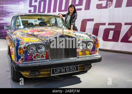 Essen, Germania. Il 27 novembre 2019. Crazy Cars e progettazione di automobili a Essen Motor Show 2019. Nella foto: UN 1978 Rolls Royce Silver Shadow II è stato trasformato in una Rolls Royce 'Goldfinger', con James Bond stile di pittura da Michael Fischer. Europe fiera leader per veicoli sportivi ha luogo dal 30 novembre (giorno di anteprima: 29 novembre) al 8 dicembre e si aspetta di attirare 300.000 visitatori con più di 500 espositori. Foto Stock