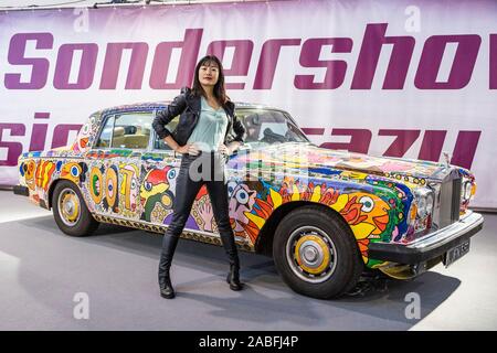 Essen, Germania. Il 27 novembre 2019. Crazy Cars e progettazione di automobili a Essen Motor Show 2019. Nella foto: UN 1978 Rolls Royce Silver Shadow II è stato trasformato in una Rolls Royce 'Goldfinger', con James Bond stile di pittura da Michael Fischer. Europe fiera leader per veicoli sportivi ha luogo dal 30 novembre (giorno di anteprima: 29 novembre) al 8 dicembre e si aspetta di attirare 300.000 visitatori con più di 500 espositori. Foto Stock