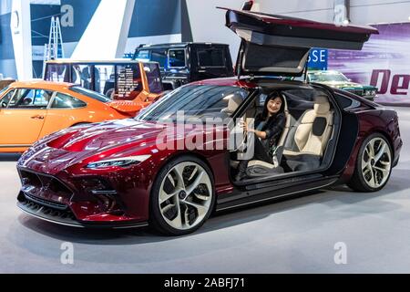 Essen, Germania. Il 27 novembre 2019. Crazy Cars e progettazione di automobili a Essen Motor Show 2019. Italdesign DaVinci presenta a quattro posti Gran Turismo dotato di un motore elettrico. Europe fiera leader per veicoli sportivi ha luogo dal 30 novembre (giorno di anteprima: 29 novembre) al 8 dicembre e si aspetta di attirare 300.000 visitatori con più di 500 espositori. Foto Stock