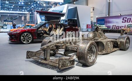 Essen, Germania. Il 27 novembre 2019. Crazy Cars e progettazione di automobili a Essen Motor Show 2019. Nella foto: Un F1-2000 racing car realizzata da rottami di metallo e a quattro posti Gran Turismo dotato di un motore elettrico dalla Italdesign DaVinci. Europe fiera leader per veicoli sportivi ha luogo dal 30 novembre (giorno di anteprima: 29 novembre) al 8 dicembre e si aspetta di attirare 300.000 visitatori con più di 500 espositori. Foto Stock