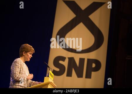 Glasgow, Regno Unito. Il 27 novembre 2019. Primo ministro di Scozia e il leader del Partito nazionale scozzese, Nicola storione, lancia il SNP manifesto per il 2019 elezione generale, a una festa nel rally di Glasgow. Credito: Jeremy Sutton-Hibbert/ Alamy Live News. Foto Stock