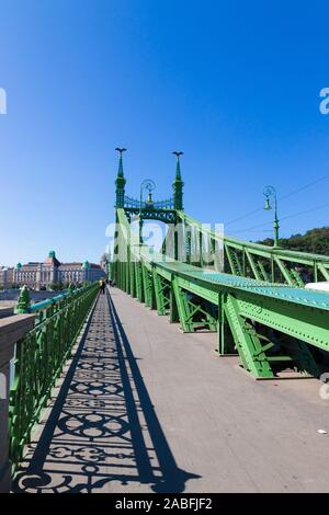 Budapest, Ungheria - 13 Settembre 2019: Bella di metallo verde ponte della libertà o della libertà ponte su un giorno di estate Foto Stock