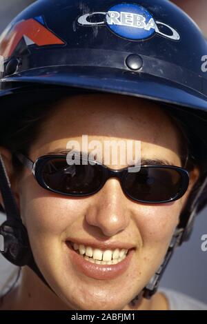 Portraet einer jungen Frau mit Helm und Sonnenbrille Foto Stock