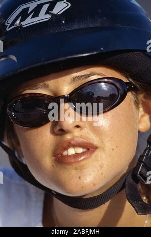 Portraet einer jungen Frau mit Helm und Sonnenbrille Foto Stock