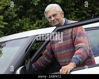 Senior steigt in ein Auto Foto Stock