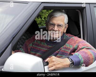 Senior steigt in ein Auto Foto Stock