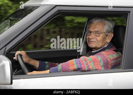 Senior steigt in ein Auto Foto Stock