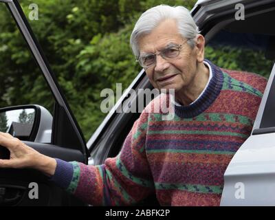 Senior steigt in ein Auto Foto Stock