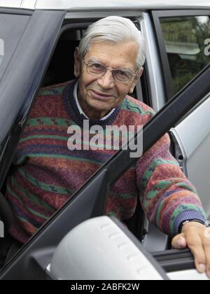 Senior steigt in ein Auto Foto Stock