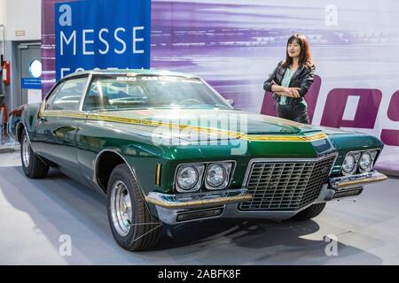 Essen, Germania. Il 27 novembre 2019. Crazy Cars e progettazione di automobili a Essen Motor Show 2019. Nella foto: Jürgen Prenota la Buick Riviera Rivtile. Europe fiera leader per veicoli sportivi ha luogo dal 30 novembre (giorno di anteprima: 29 novembre) al 8 dicembre e si aspetta di attirare 300.000 visitatori con più di 500 espositori. Foto Stock