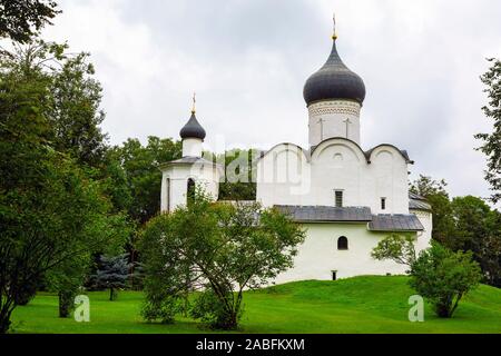 Pskov, Chiesa di San Basilio il Grande sulla collina, cupo giorno di estate Foto Stock